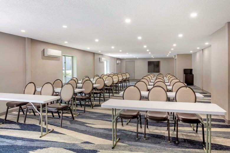 Hotel Comfort Suites Airport