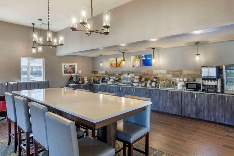 Hotel Comfort Suites Airport