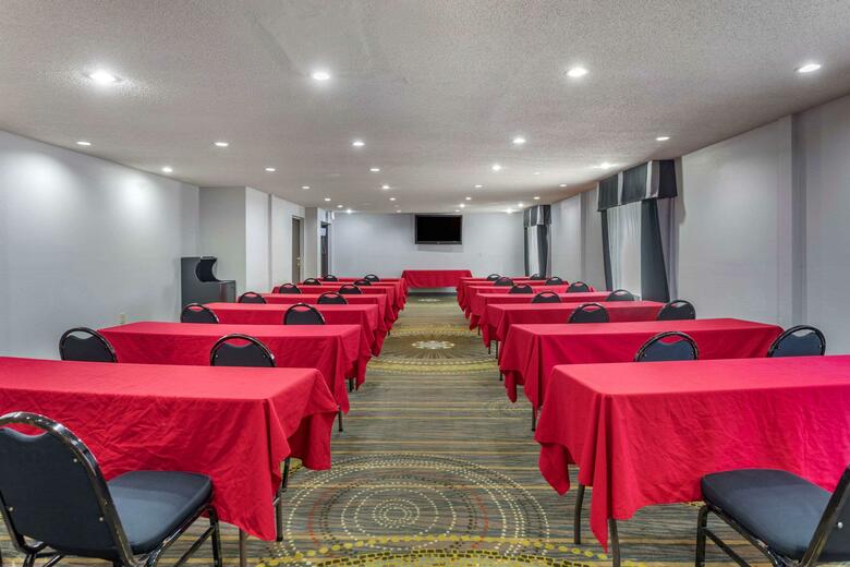 Hotel Comfort Suites Airport