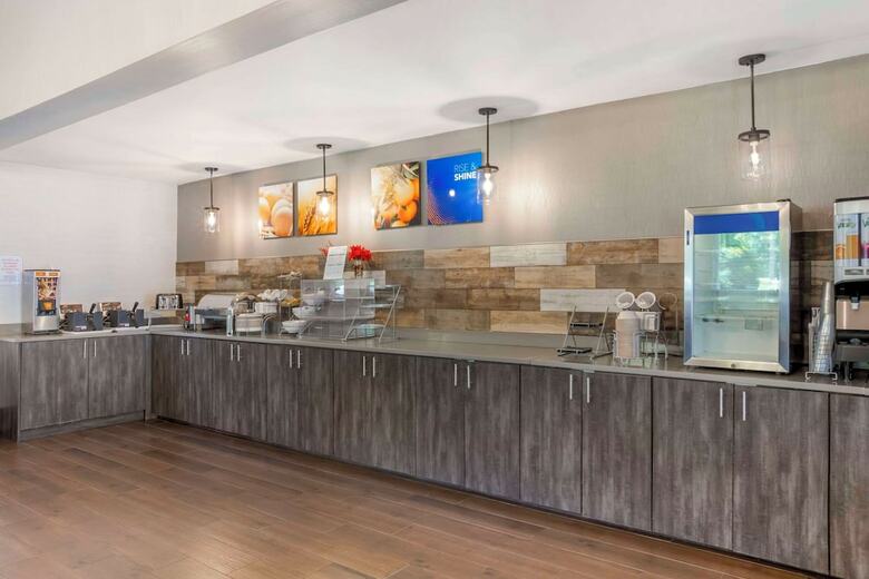 Hotel Comfort Suites Airport