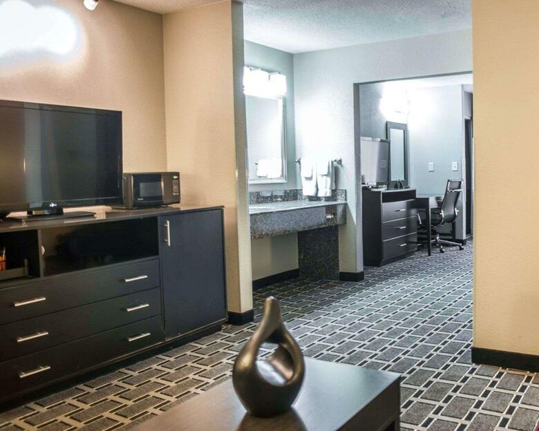 Hotel Comfort Suites Airport