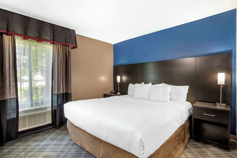 Hotel Comfort Suites Airport
