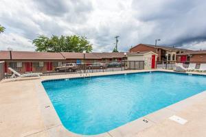Hotel Econo Lodge North