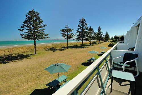 Whispering Sands Beachfront Motel