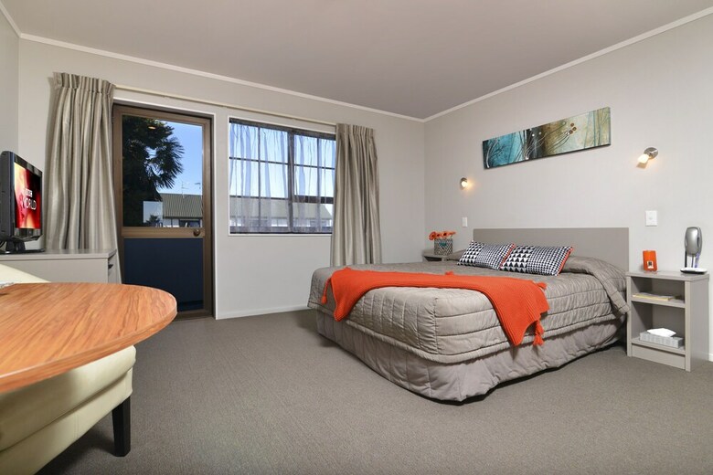 Knightsbridge Court Motor Lodge