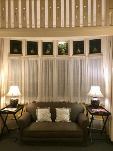 Albatross Inn Bed & Breakfast