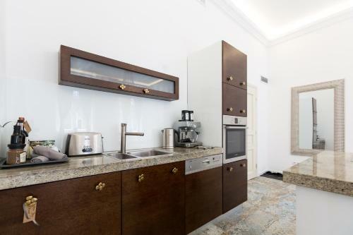 Light Rooms Apartment