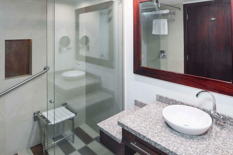 Hotel Howard Johnson La Carolina- Quito