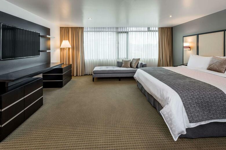 Hotel Howard Johnson La Carolina- Quito