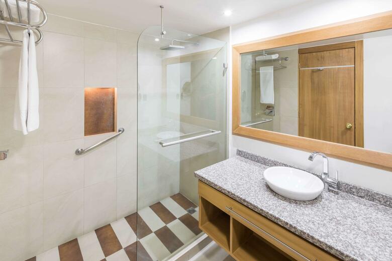 Hotel Howard Johnson La Carolina- Quito