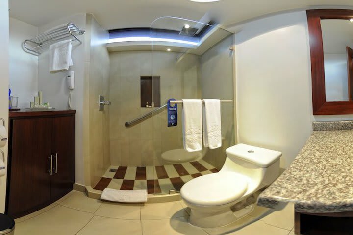 Hotel Howard Johnson La Carolina- Quito