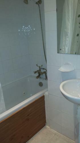 Hostal The Witney Guest House