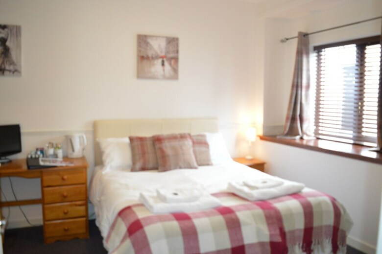 Airlie Arms Hotel