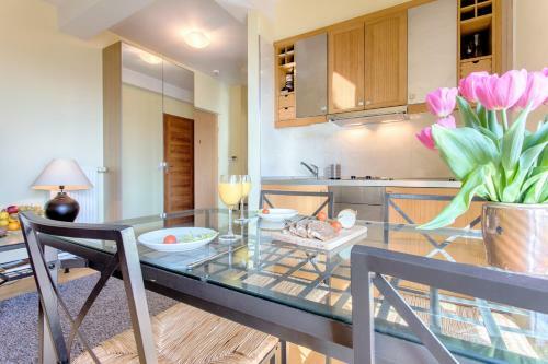 Mountain View Apartment By Tyzenhauz