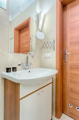 Mountain View Apartment By Tyzenhauz