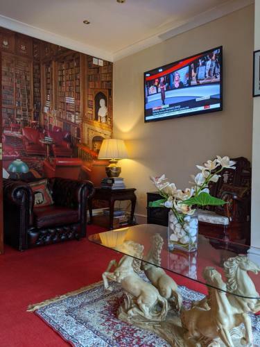 The New Guilderoy Hotel