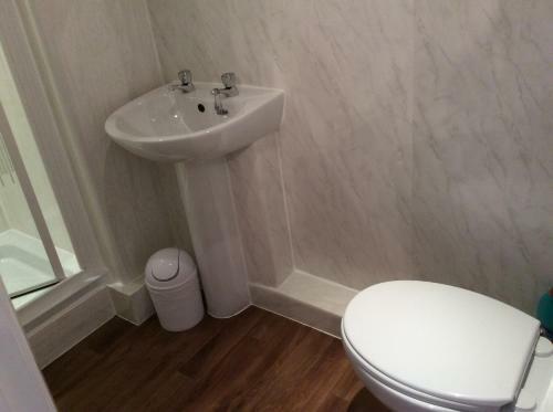 Hostal The Westbourne Guest House