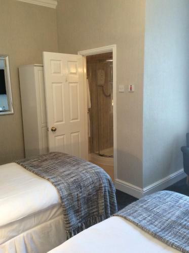Hostal The Westbourne Guest House