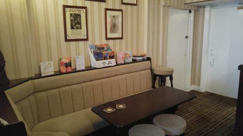 Hostal The Westbourne Guest House