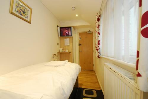 Hostal Four Seasons Guest House