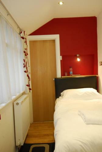 Hostal Four Seasons Guest House