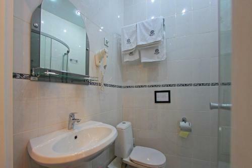 Hotel White & Black Home