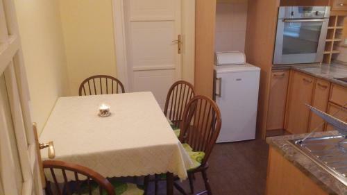 Traveler's Hostel & Apartments