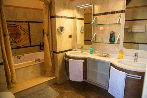 Luxury Home Bosa Apartment