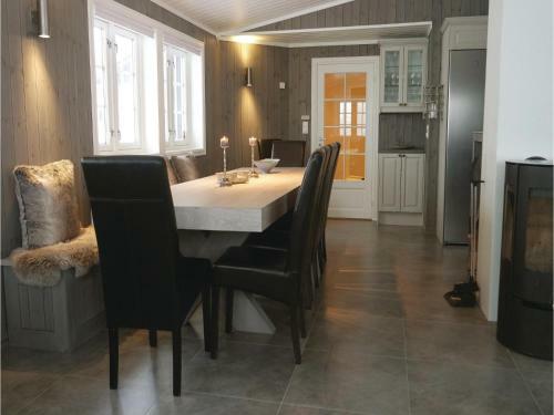 Five-bedroom Holiday Home In Lillehammer