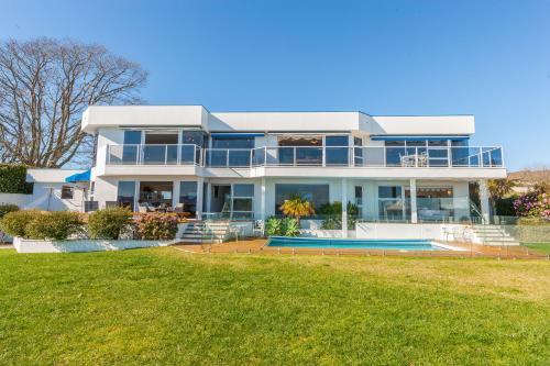 Spectacular Lakefront Home