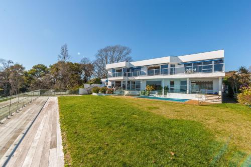 Spectacular Lakefront Home
