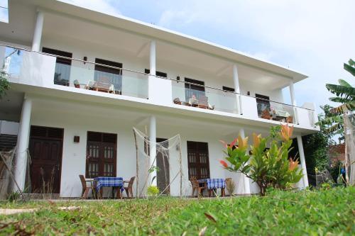 Hostal Mirissa White Plaza