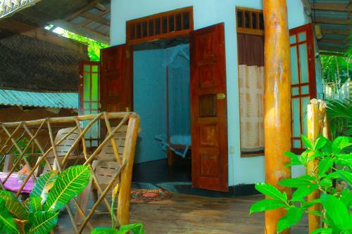 Hostal Thatched Villa