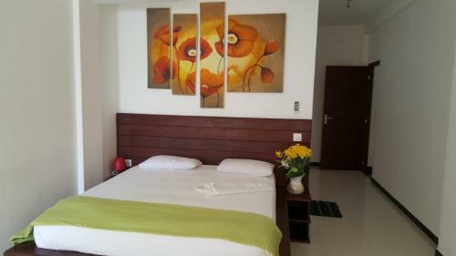Hostal The Den Guest House