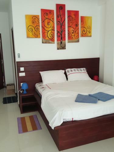 Hostal The Den Guest House
