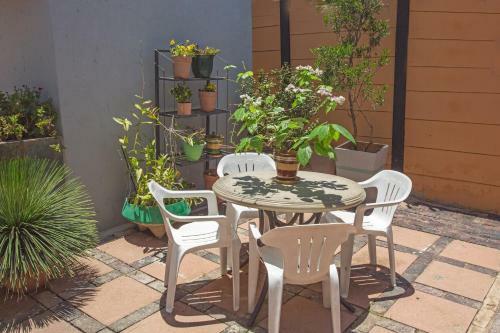 Spacious Garden Cottage