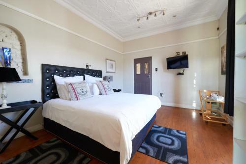 Hostal 84 On Fourth Guest House