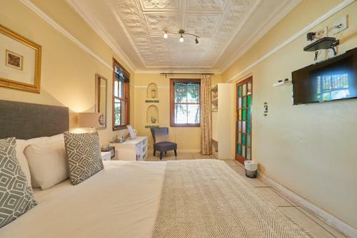 Hostal 84 On Fourth Guest House