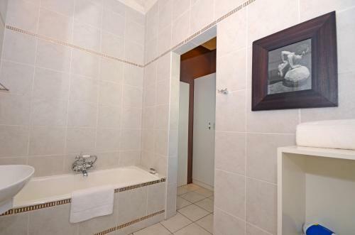 Hostal Saffron Guest House