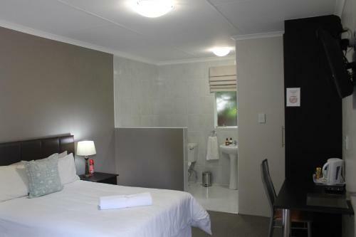 Hostal Fin And Feather Guesthouse