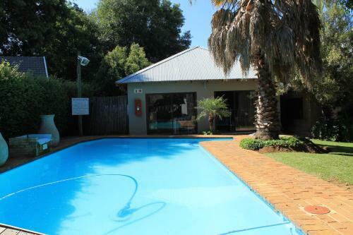 Hostal Fin And Feather Guesthouse