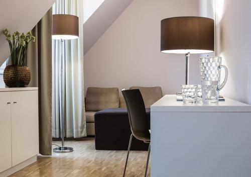 Hotel H'otello F'22