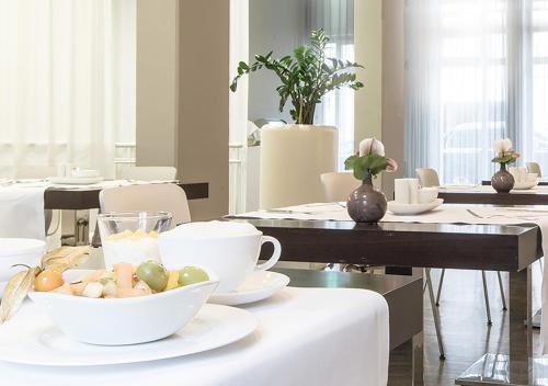 Hotel H'otello F'22