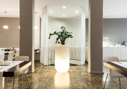 Hotel H'otello F'22