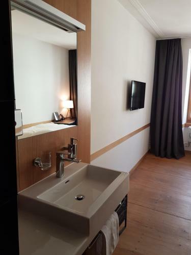 East-west Riverside Hotel Basel