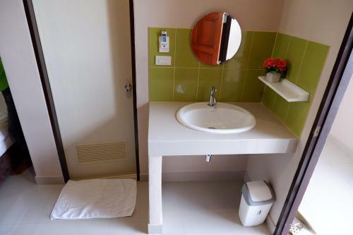Kata Beachwalk Hotel And Bungalows
