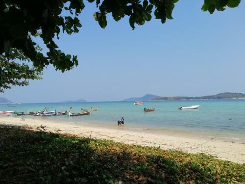 Hotel Naiharn Beach Resort