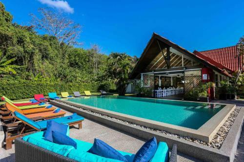 Hotel Naiharn Beach Resort