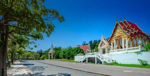 Hotel Naiharn Beach Resort