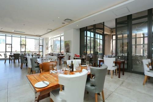 Apartamento Sandton Skye Unit 702